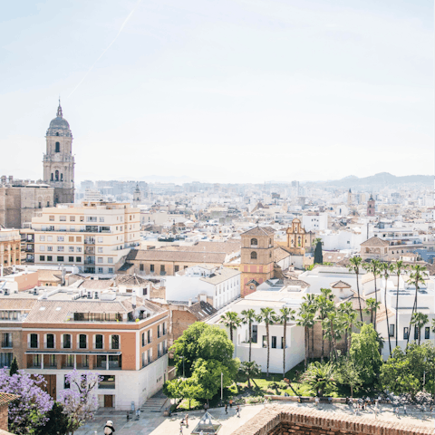 Make the most of the stylish shops and chic restaurants on Calle Carreteria