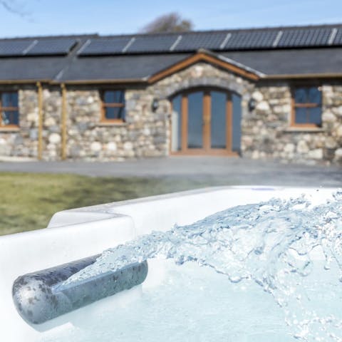 Spend clear evenings soaking in the hot tub, the perfect spot for stargazing
