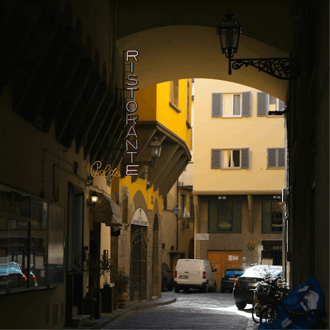 Discover the incredible cafes and restaurants in the immediate area