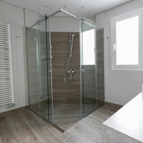 Get ready for a night out in Plaka in the modern bathroom