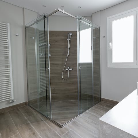 Get ready for a night out in Plaka in the modern bathroom