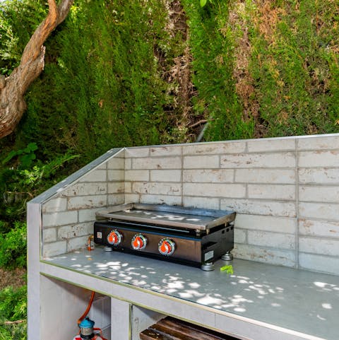 Dine alfresco on smoky dishes straight from the barbecue