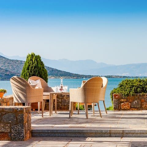Get ready for cocktail hour with a breathtaking backdrop