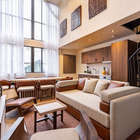 Get together for aperitifs in the loft-style living room