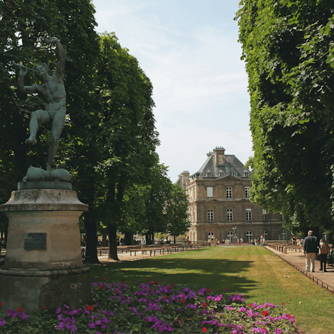 Take a picnic to nearby Luxembourg Gardens