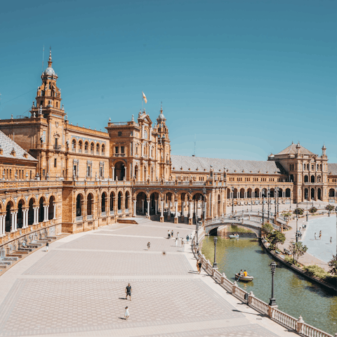 Stay in the famous Arenal neighborhood of Seville