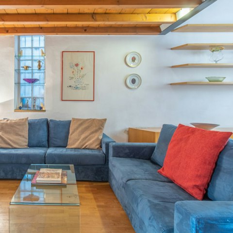 Chill out in the comfy living area after a day of discovering the cultural sights of Florence