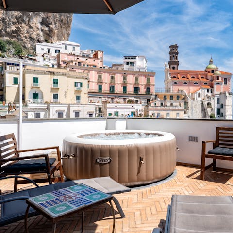 Relax in the hot tub with a view of the surrounding rooftops