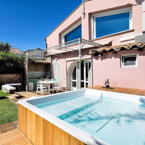 Sink into the hydro massage pool