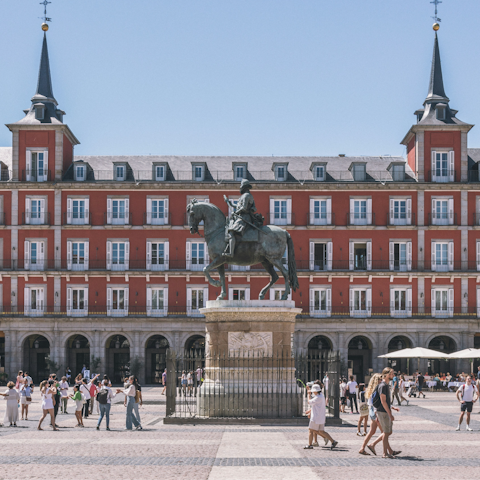 Stay in the heart of Madrid, just ten minutes from Plaza Mayor