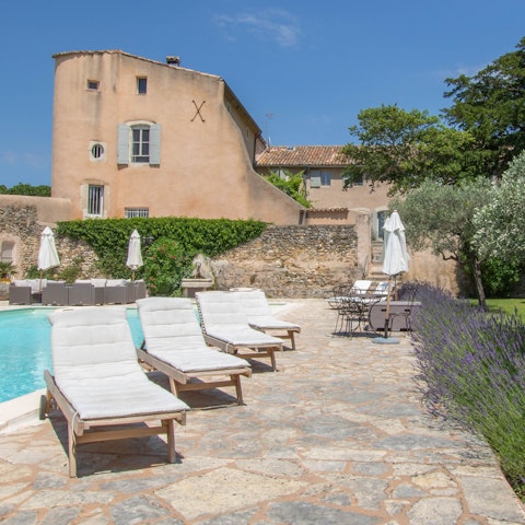 Let the lavender breeze help you drift off to a peaceful, poolside snooze