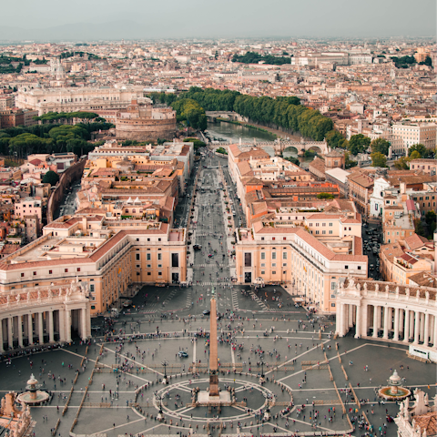 Reach St. Peter's Square in a few minutes via public transport