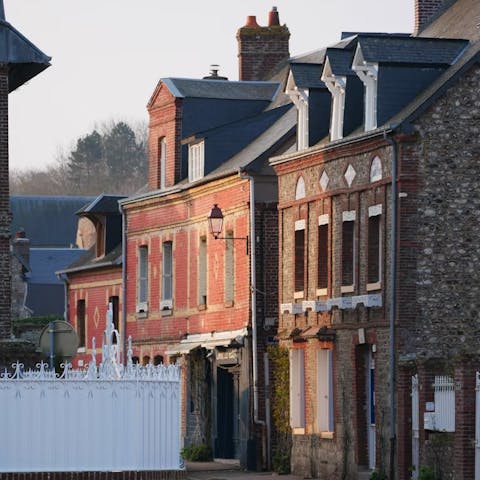 Enjoy the quiet charm of village life in picturesque Puttenham