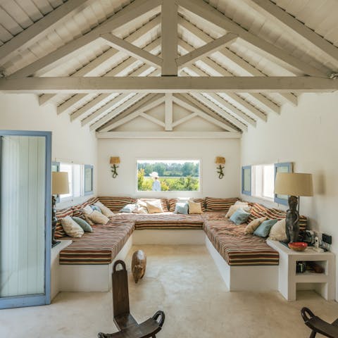 Take repsite from the mid-day Portuguese sun and stretch out in the bright, airy living room