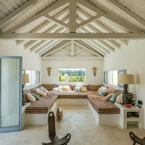 Take repsite from the mid-day Portuguese sun and stretch out in the bright, airy living room