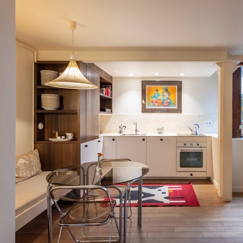 Plan your day in Paris over breakfast in the kitchen