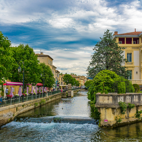 Browse for antiques and fresh produce at the markets of L’Isle-sur-la-Sorgue, just ten minutes away