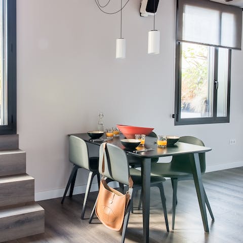 Start mornings off with breakfast in the bright dining area before a day of sightseeing