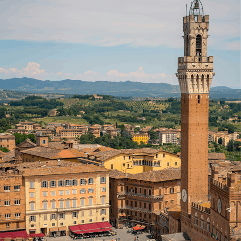 Explore the beautiful city of Siena – a short drive away