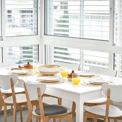 Organise delicious feasts with your loved ones at the elegant dining table