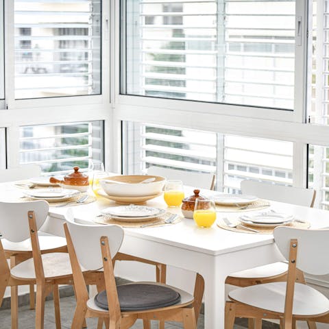 Organise delicious feasts with your loved ones at the elegant dining table