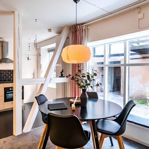 Tuck into breakfast around the dining table as you map out the day's plan