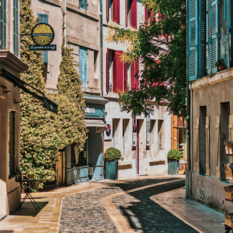 Wander the colourful streets of Saint-Rémy, right on your doorstep