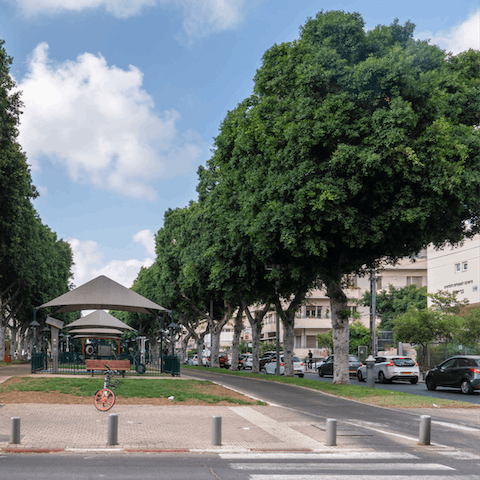 Head out for a bite to eat at one of the many chic cafés on Rothschild Boulevard