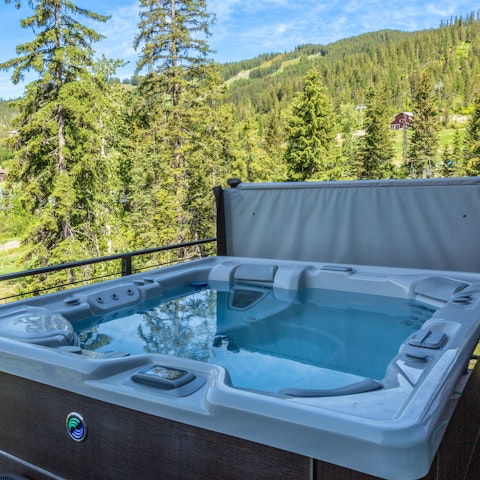 Soak your weary skiing – or hiking – legs in the hot tub