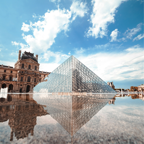 Be within walking distance of the Louvre (less than twenty minutes away)