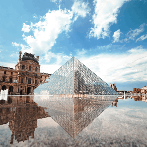 Be within walking distance of the Louvre (less than twenty minutes away)