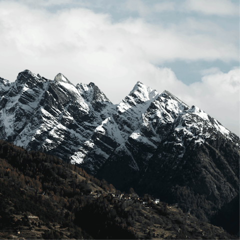 Wake up to stunning mountain views