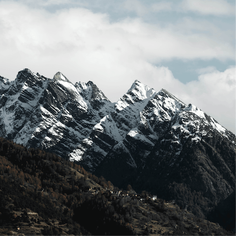 Wake up to stunning mountain views