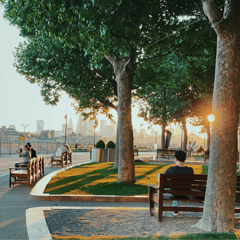 Stroll along the Thames towards London City