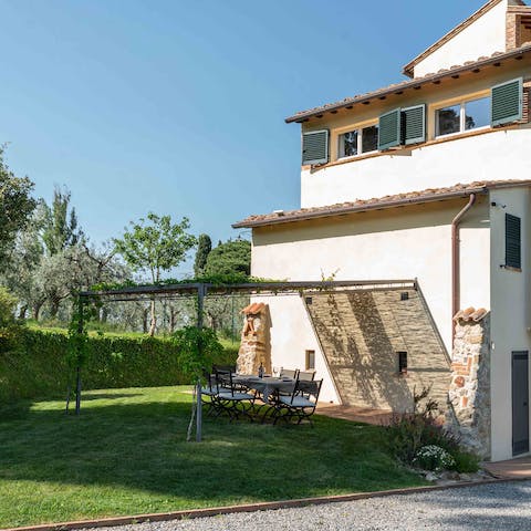 Light the barbecue, open a bottle of local wine and relax under the Tuscan sky