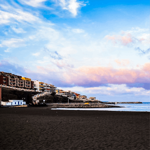 Take a ten minute walk to Telde's volcanic beaches, such as Playa des Salinetas