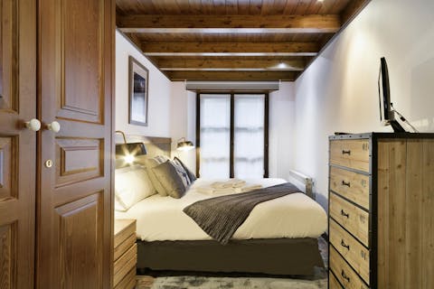Wake up in your comfortable bed refreshed and relaxed, ready to hit the slopes