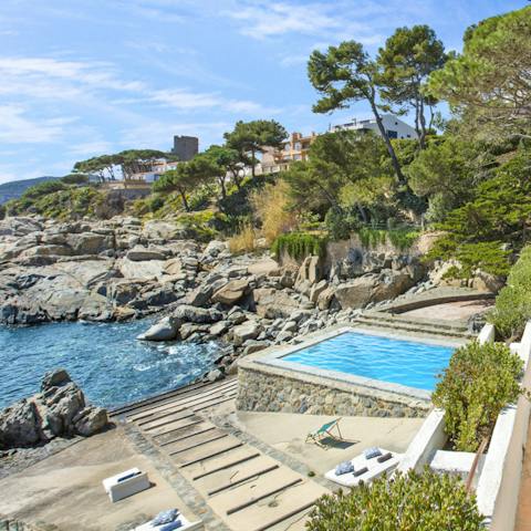 Cool off in the pool or the Mediterranean sea, take your pick
