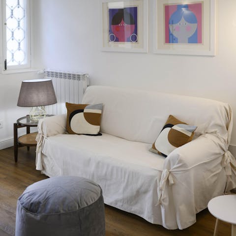 Curl up with a book and a glass of Chianti after a day of sightseeing