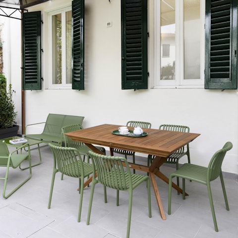 Dine alfresco in the private garden – pasta, anyone?