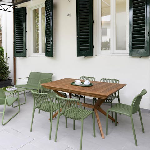 Dine alfresco in the private garden – pasta, anyone?