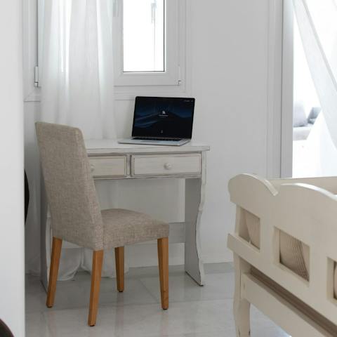 Stay on top of work thanks to the stylish desk