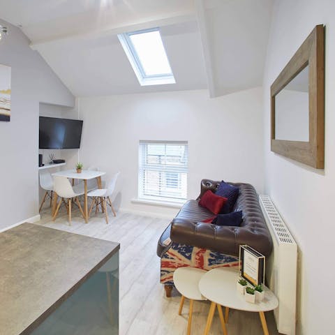 Snuggle up on the Chesterfield-style sofa with a mug of tea while enjoying the sun pouring through the skylight