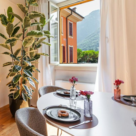 Enjoy home-cooked meals with Lake Como as your backdrop