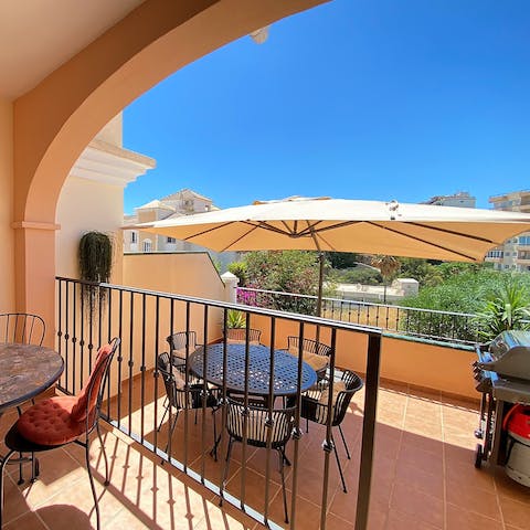 Throw a barbecue and dine alfresco with enough space for everyone