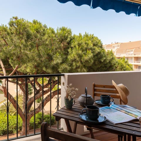 Relax and unwind with evening drinks on the balcony