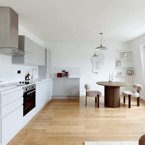 Prepare light meals or dine out in Chelsea