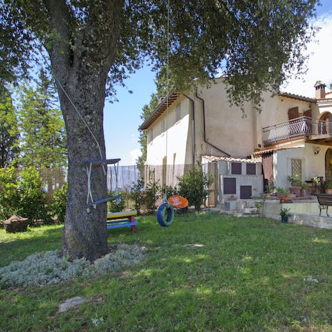 Let the kids explore the garden with its swing and paddling pool
