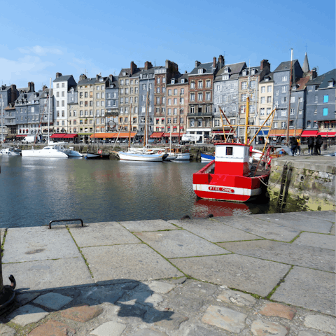 Discover the charm of Honfleur's Old Harbour, lined with waterside bars and restaurants, it's just 400 metres from your apartment