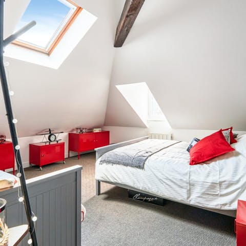 Lay back in your comfortable bed and stargaze through the skylight, or enjoy the morning sun streaming in as you sip your coffee